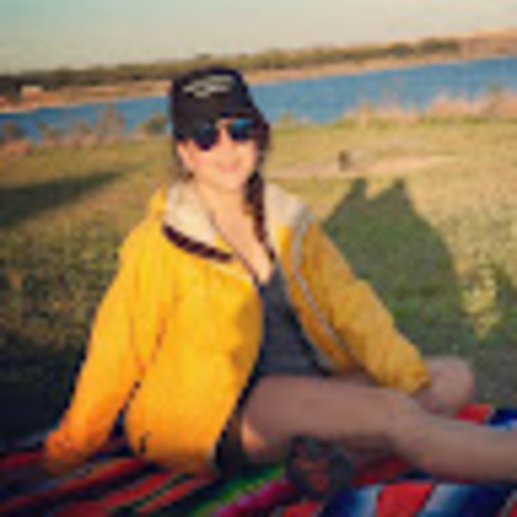 Meet your Posher, Katy - Picture 2 of 2